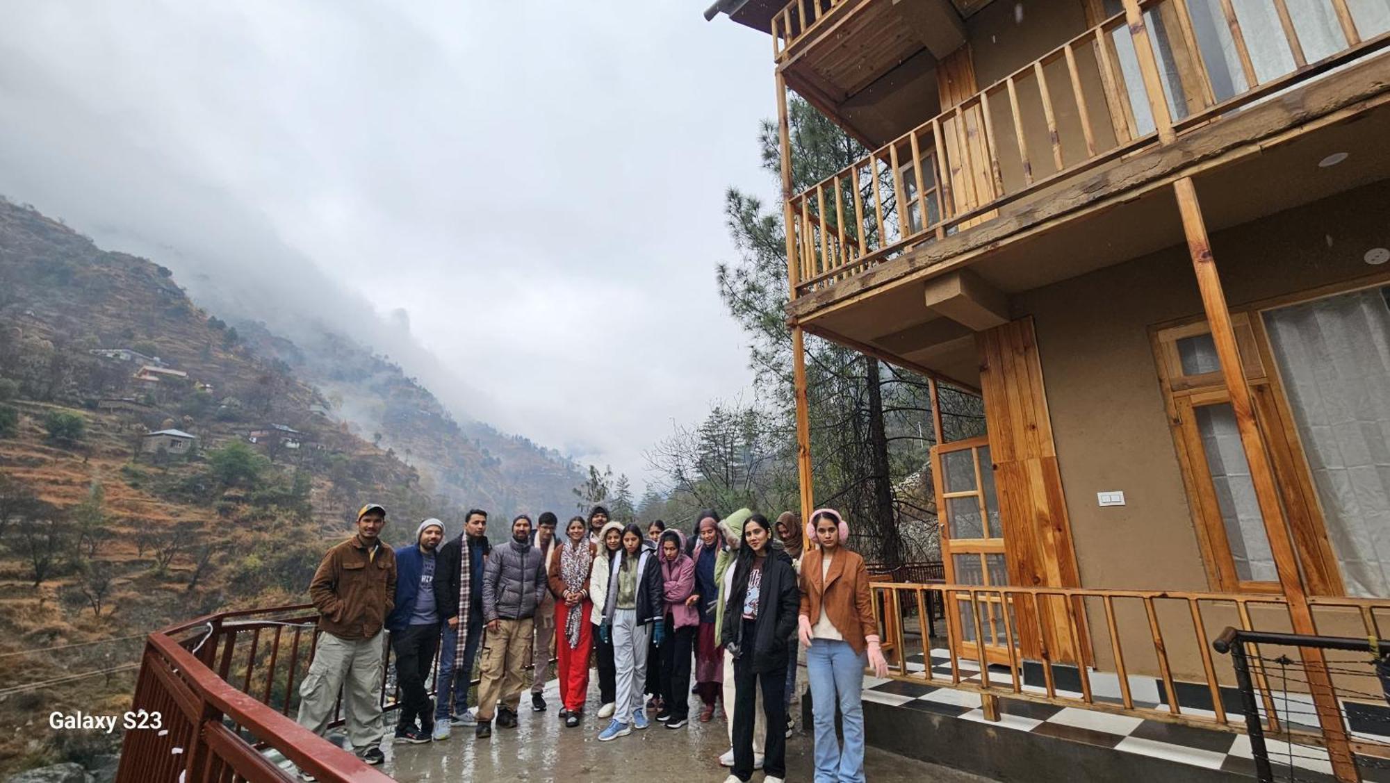 Banjār The Fiza Retreat Tirthan מראה חיצוני תמונה