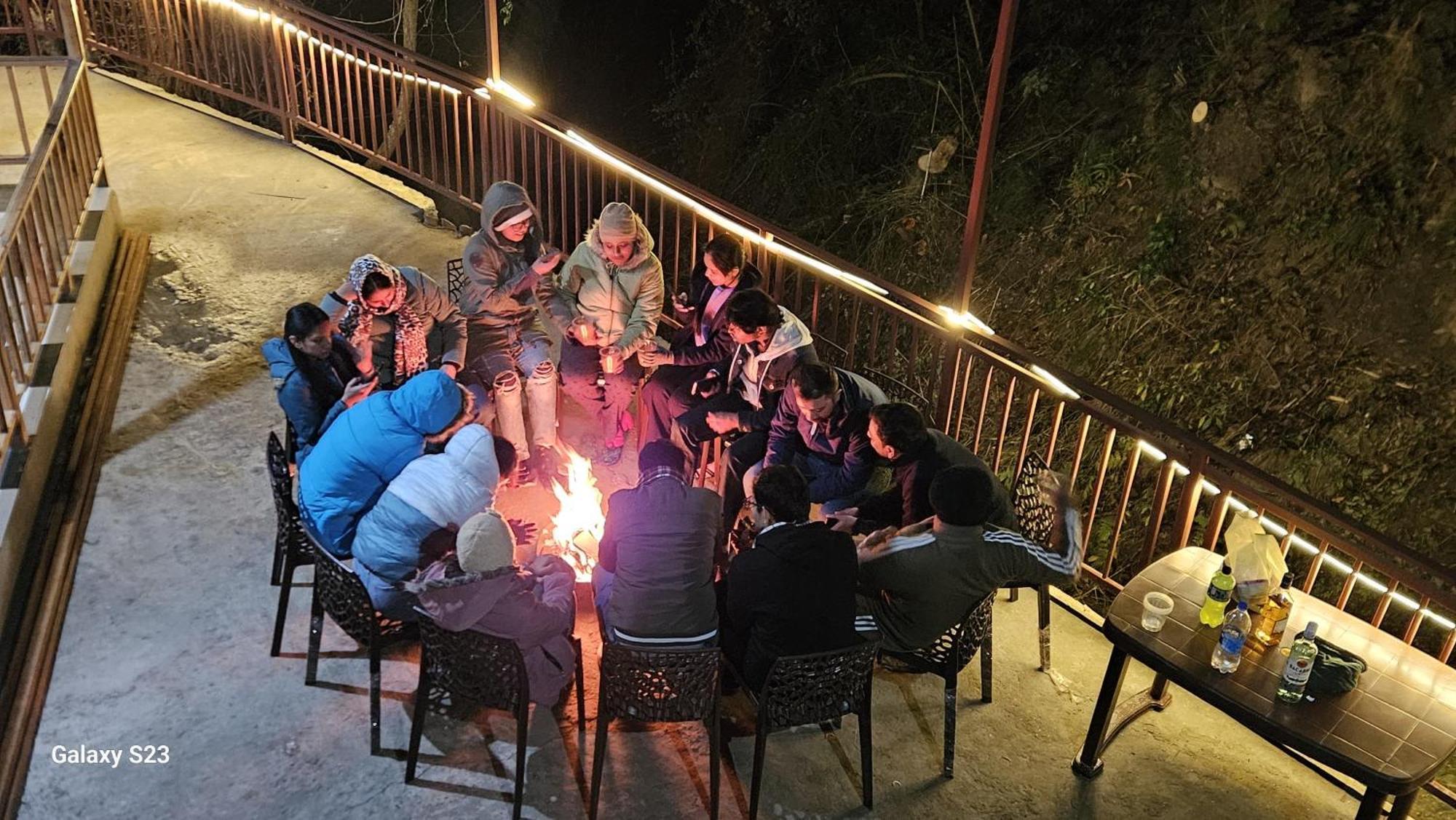 Banjār The Fiza Retreat Tirthan מראה חיצוני תמונה