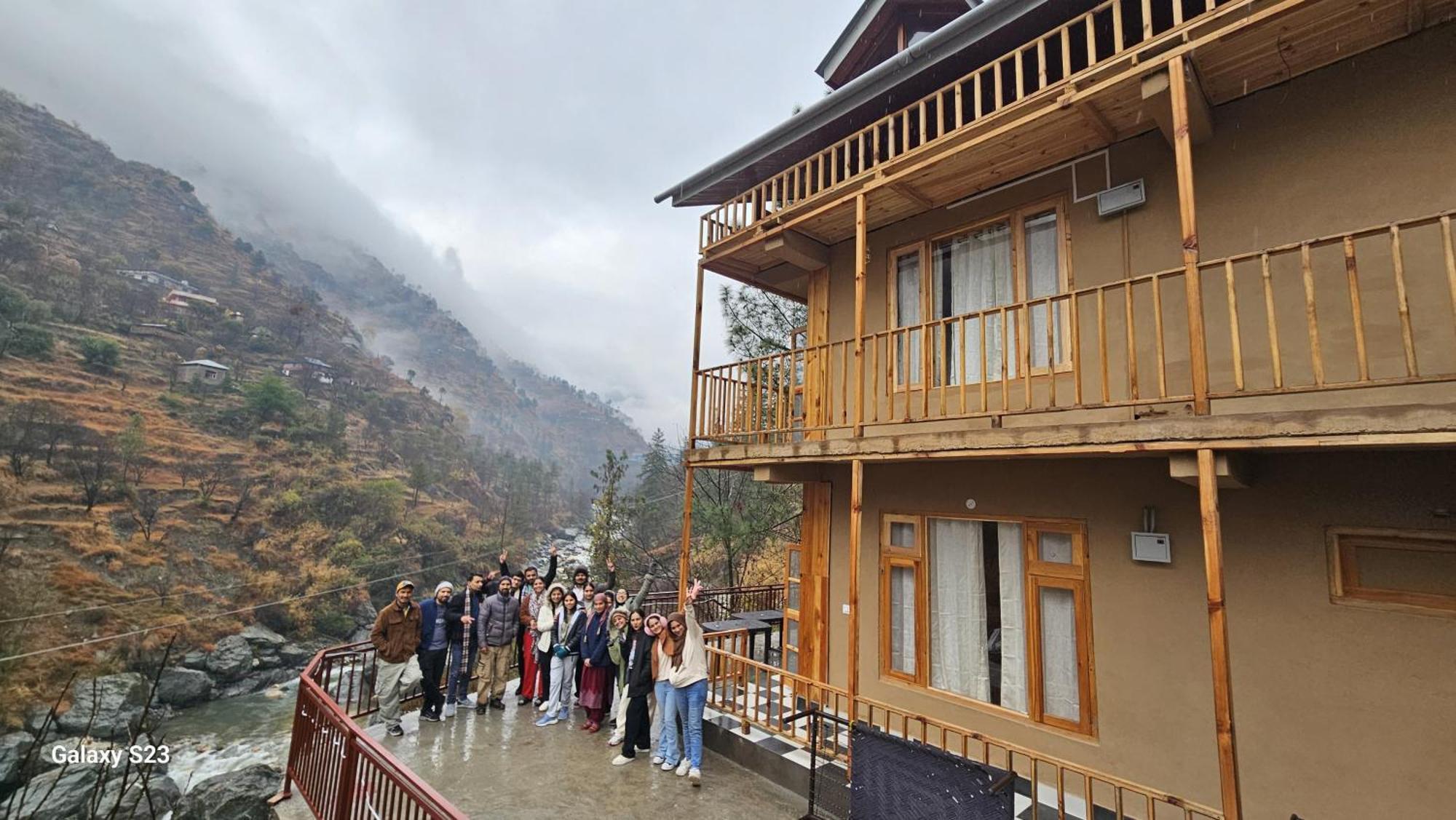Banjār The Fiza Retreat Tirthan מראה חיצוני תמונה