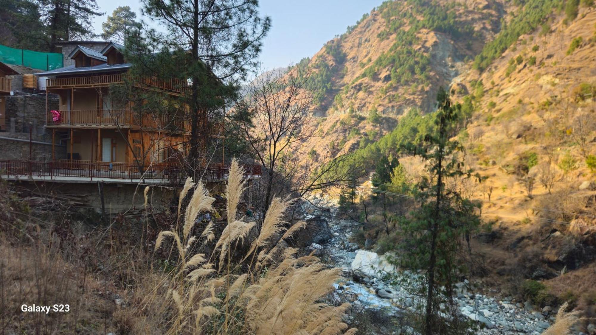 Banjār The Fiza Retreat Tirthan מראה חיצוני תמונה